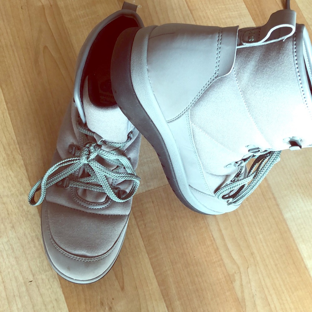 Women’s Clark size 10 cloud steppers gray